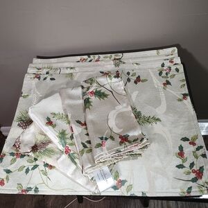 St. Nicholas Square Cream and Green Holly Table Linens Placemats & Napkins Set 4